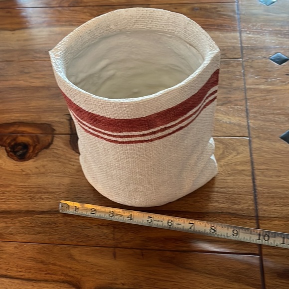 Resin Vase or flower pot - nice for holiday greens or even candy canes or snacks - Picture 6 of 9